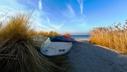 Ein Boot am Strand © NDR Foto: Martin Gerlach aus Karlsburg