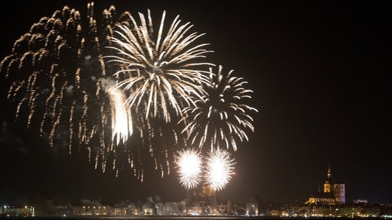 Silvesterfeuerwerk zum Jahreswechsel 2020 im Hafen von Stralsund © dpa-Bildfunk Foto: Stefan Sauer, dpa