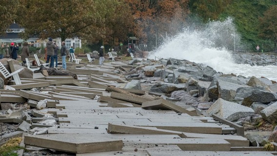Sturm und Hochwasser haben den Promenadenweg in Sassnitz stark beschädigt. Steinplatten sind herausgebrochen und liegen wüst umher. © dpa Bildfunk Foto: Georg Moritz