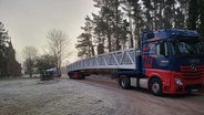 Die neue Brücke in Krümmel wurde im Ganzen mit einem Schwertransporter angeliefert. © NDR Foto: Heike Becker