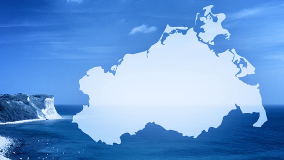 Die Silhouette von Mecklenburg-Vorpommern liegt transparent über einen blau eingefärbtem Foto einer Ansicht der Ostseeküste mit Felsen. © Fotolia Foto: Micha R