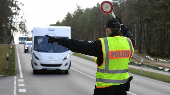 An der B96 vor Neustrelitz kontrolliert die Polizei, ob das Verbot touristischer Einreisen eingehalten wird. © dpa-Bildfunk Foto: Stefan Sauer