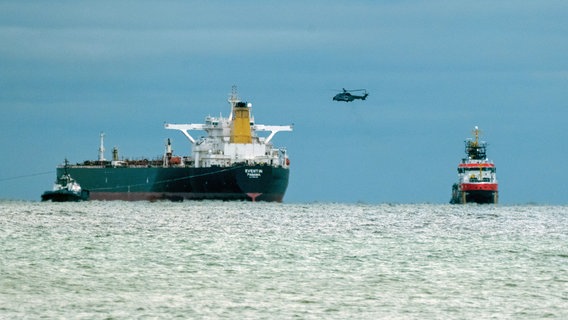 Archivbild: Der manövrierunfähige Tanker "Eventin" liegt zwischen Binz und Sassnitz auf der Reede Sassnitz. © picture alliance/dpa | Stefan Sauer Foto: picture alliance/dpa | Stefan Sauer