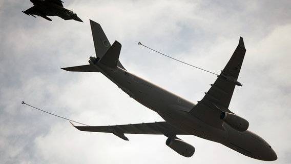 Ein Tankflugzeug Airbus A310 MRTT fliegt vor einem Eurofighter. © picture alliance/dpa | Fabian Sommer Foto: picture alliance/dpa | Fabian Sommer