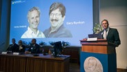 Das Nobelkommitee in Stockholm verkündet die Preisträger für Medizin, Victor Ambros und Gary Ruvkun. © Christine Olsson/TT/TT News Agency/AP 