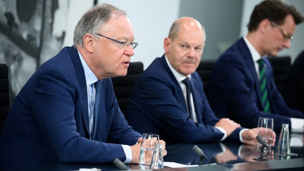 v.l.n.r.: Stephan Weil (SPD), Olaf Scholz (SPD) und Hendrik Wüst (CDU) äußern sich bei einer Pressekonferenz nach einem Bund-Länder-Gipfel im Bundeskanzleramt im Juni 2023.