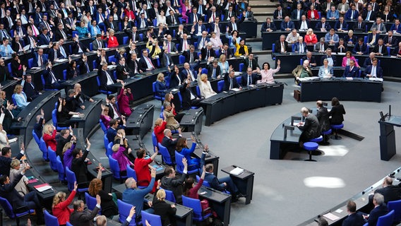 Die Abgeordneten stimmen ab über einen AfD-Antrag zur Änderung der Geschäftsordnung bei der konstituierenden Sitzung des neuen Bundestags. Einige Arme sind in der Luft. © picture alliance/dpa Foto: Kay Nietfeld