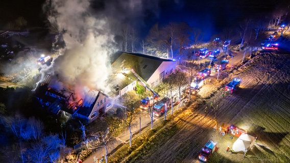 Luftbild eines in Flammen stehenden Hauses. © JOTO Foto: Tobias Johanning