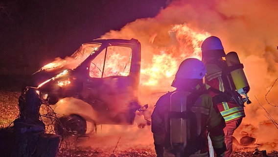 Die Feuerwehr löscht ein Wohnmobil bei Brietlingen. © Feuerwehr Scharnebeck Foto: Feuerwehr Samtgemeinde Scharnebeck