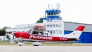 Ein Flieger vom Feuerwehrflugdienst Niedersachsen startet zu einem Kontrollflug. © dpa-Bildfunk Foto: Julian Stratenschulte/dpa