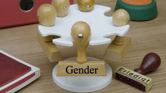 Stempel mit Aufschrift "Gender" © Sascha Steinach 