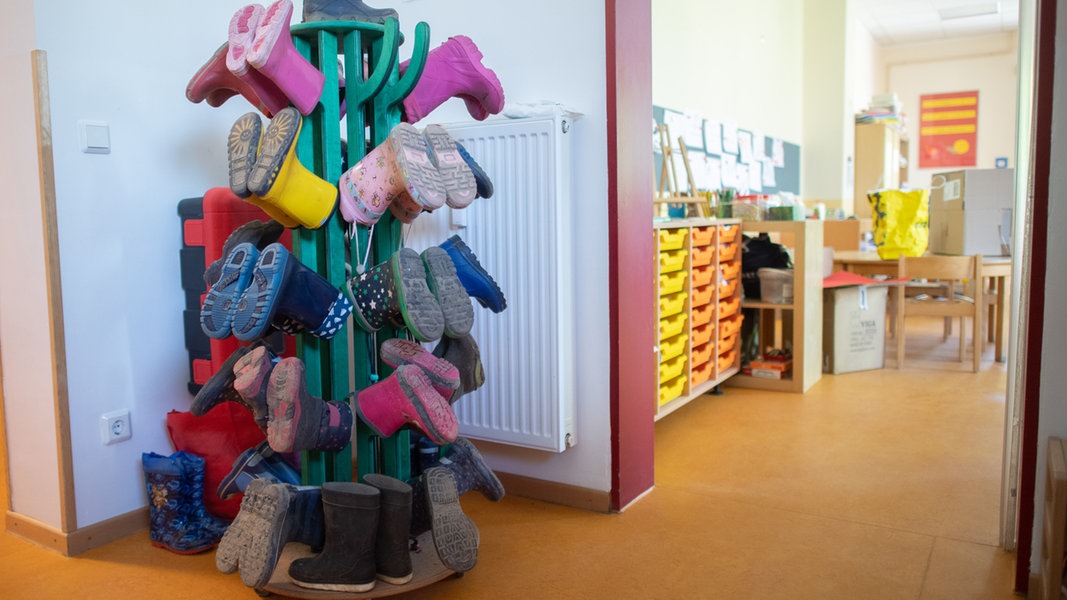 Gummistiefel von Kindern hängen in einem Kindergarten in der Region Hannover.
