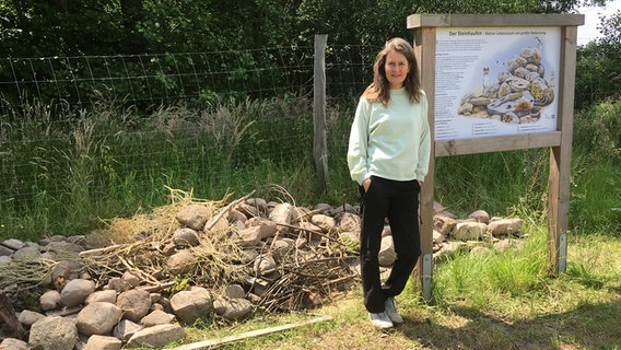 Heike von Borstel im Projektgarten in Hunden in Niedersachsen. © Verein Windkanter 