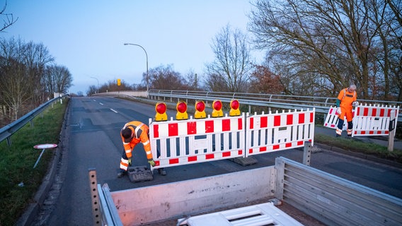 Zwei Arbeiter sperren die Bahnbrücke in Stelle (Landkreis Harburg). © JOTO Foto: Tobias Johanning