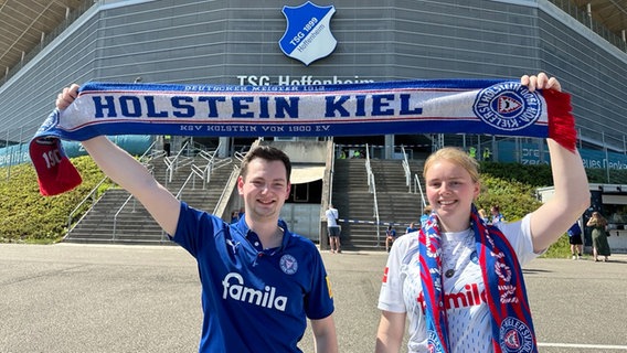 Die beiden Holstein Kiel Fans Vanessa Krause und Ole Petzold stehen vor der Rhein-Neckar-Arena. © NDR Foto: Samir Chawki