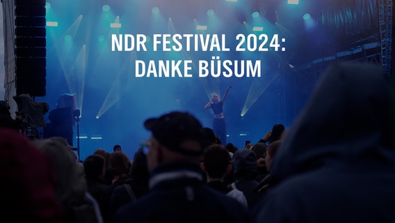 Über dem Bild einer Bühne steht auf einer Texttafel: NDR Festivals 2024 © NDR 