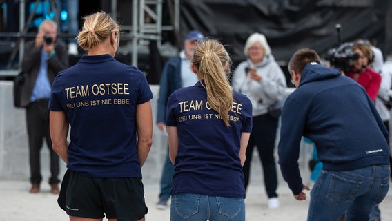 Auf dem Rücken einiger Personen steht: Team Ostsee - bei uns is nie Ebbe © NDR Foto: Dominik Dührsen