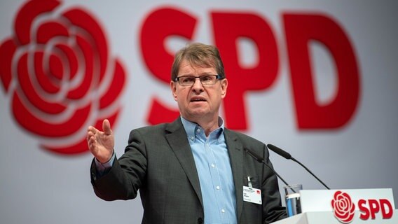 Ralf Stegner, ehemaliger stellvertretender Vorsitzender der SPD, will für den Bundestag kandidieren © dpa-Bildfunk Foto: Bernd von Jutrczenka/dpa