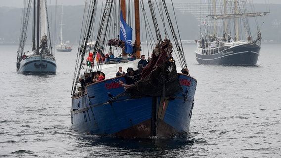 Die "Gotland" segelt mit anderen Schiffen auf der Kieler Förde bei der Windjammerparade Richtung Ostsee. © picture alliance / dpa | Carsten Rehder Foto: Carsten Rehder