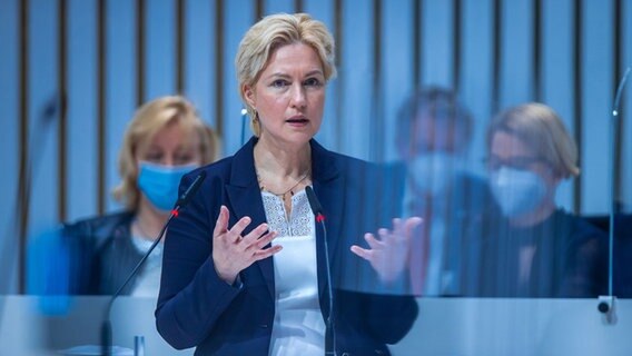 Manuela Schwesig (SPD), Prime Minister of Mecklenburg-Western Pomerania, speaks at the meeting of the state parliament of Mecklenburg-Western Pomerania.  © Picture Alliance / dpa / Zentralbild Photo: Jens Büttner