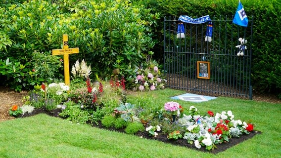 Uwe Seelers Grab auf dem Friedhof Ohlsdorf. © picture alliance 