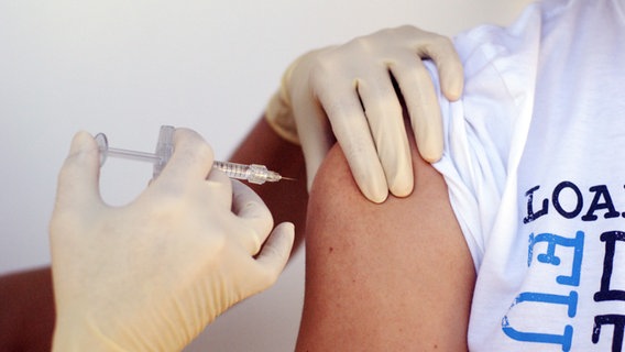 A vaccine dose is injected © photocase.de Photo: jaho92