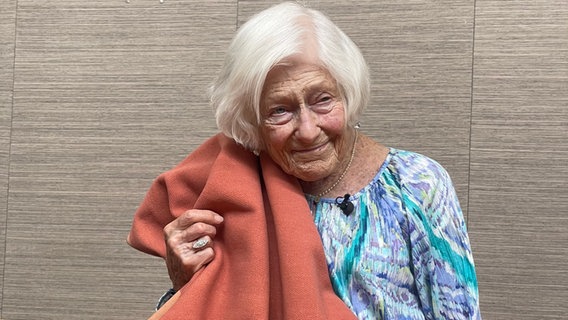 Holocaust-Überlebende Irene Butter mit ihrer Decke © NDR Foto: Isabell Karras