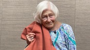 Holocaust-Überlebende Irene Butter mit ihrer Decke © NDR Foto: Isabell Karras