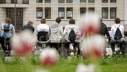 Jugendliche sitzen auf einem Zaun an der Straße. © picture alliance / photothek | Thomas Koehler 