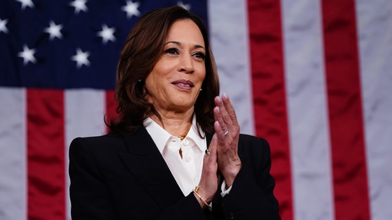 Vice President Kamala Harris applauds before President
Joe Biden delivers the State of the Union speech to a joint
session of Congress at the U.S. Capitol in Washington DC
on Thursday, March 7, 2024. Pool photo by Shawn
Thew/UPI © UPI/laif Foto: UPI/laif