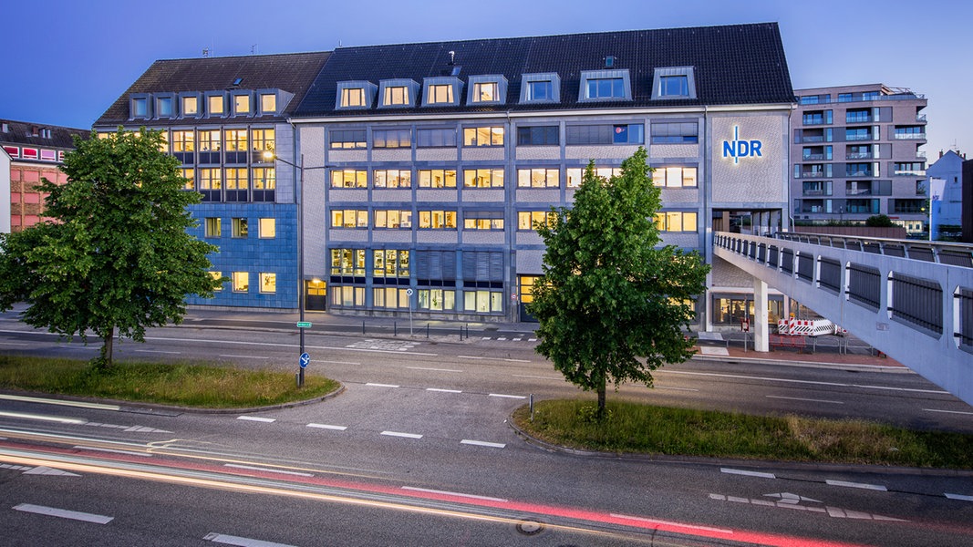 Das Landesfunkhaus des NDR in Kiel in der Morgendämmerung