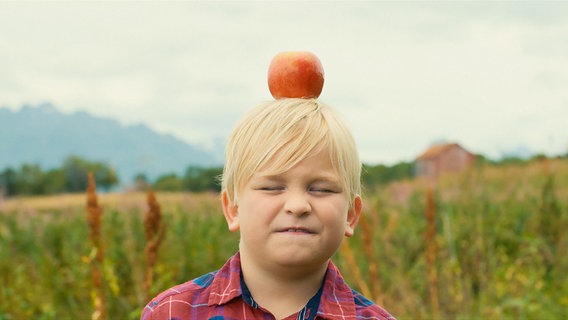 ERIK (Hilmar Godvik) wartet darauf, dass der Apfel vom Pfeil getroffen wird  