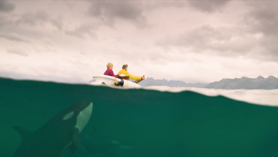 Ein neugieriger Orcas nähert sich dem «Boot» von ERIK (Hilmar Godvik) und KRISS (Jesper Matheo Hansen)  