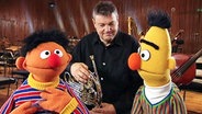 Ernie und Bert zu Gast bei Theo von der NDR Radiophilharmonie © NDR 