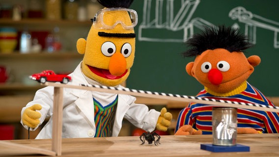 Ernie und Bert experimentieren. © NDR Foto: Thorsten Jander