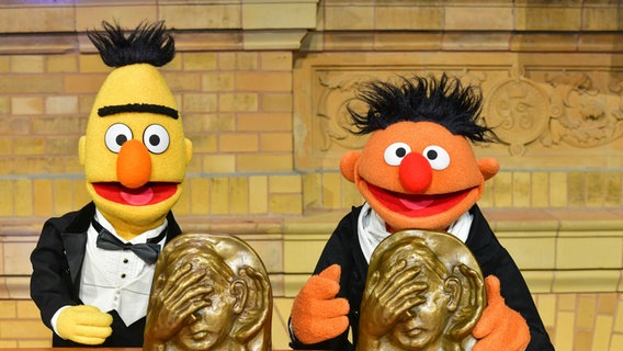 Im Smoking: Bert und Ernie bei der Preisverleihung für den Deutschen Hörfilmpreis 2019. © Oliver Ziebe Foto: Oliver Ziebe