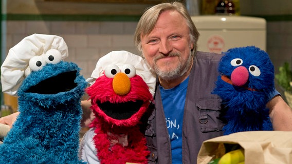 Axel Prahl mit Krümel, Elmo und Grobi. © NDR Thorsten Jander Foto: Thorsten Jander