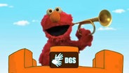 Elmo spielt im neuen Vorspann der Sesamstraße Trompete und das DGS Logo. © NDR/Sesame Workshop 