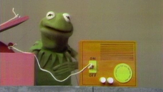 Kermit mit seiner Maschine © NDR/Sesame Workshop 