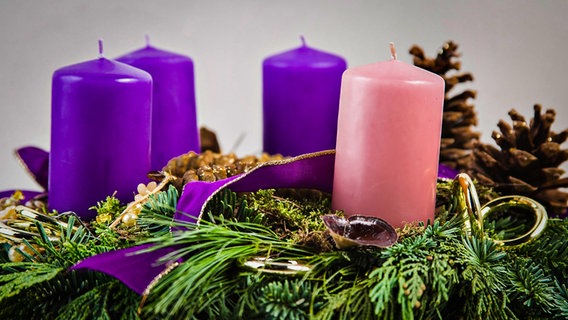 Ein Adventkranz mit violetten und rosa Kerzen. © picture alliance / blickwinkel/McPHOTO Foto: A. Schauhube |