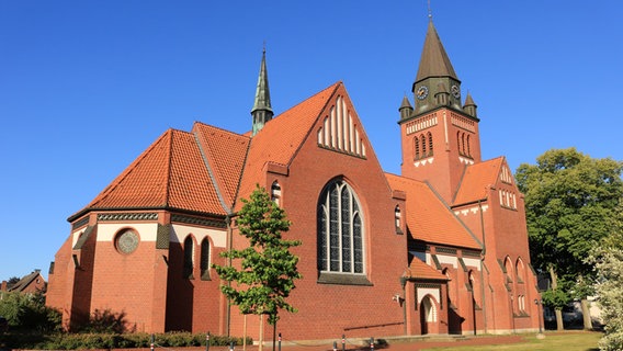 Die römisch-katholische St. Aloysius-Kirche in Nortrup ist eine im neugotischen Stil erbaute Backsteinkirche. © Kirche im NDR Foto: Josef Herrmann