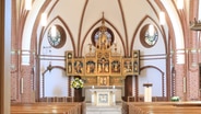 Im Innenraum der St. Aloysius-Kirche in Nortrup steht ein goldener Klappaltar. © Kirche im NDR Foto: Josef Herrmann