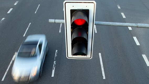 Ein Auto fährt an einer roten Ampel vorbei. © picture alliance / dpa Foto: Julian Stratenschulte