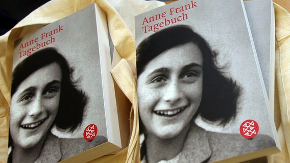 Blick auf zwei Stapel Bücher "Anne Frank Tagebuch", am Rande einer Lesung aus diesem Buch. © picture-alliance / ZB Foto: Peter Förster