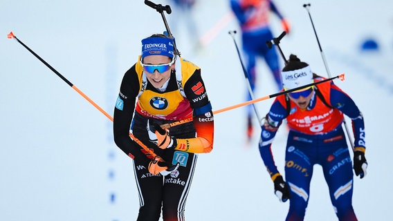 Franziska Preuss aus Deutschland läuft vor Jeanne Richard aus Frankreich ins Ziel. © picture alliance/dpa Foto: Sven Hoppe