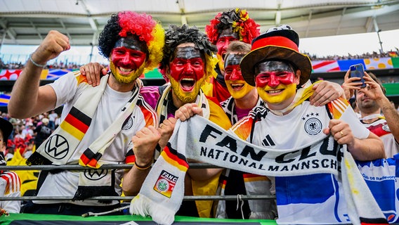 Fans aus Deutschland jubeln auf der Tribüne bei der EM 2024 © picture alliance / dpa Foto: Tom Weller