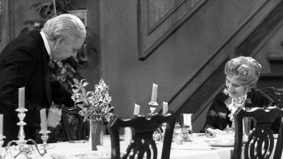 Freddie Frinton, links, als Diener James und May Warden, rechts, als alleinspeisende alte Dame in dem Sketch "Dinner For One". Die beiden Hauptdarsteller waren auch privat ein Paar, wie der Kameramann Frank Banuscher, der 1963 bei diesem Sketch die Kamera fuehrte, in einer Vorabveroeffentlichung des 'Spiegel' am Freitag, 28. Dezember 2001, berichtet. (AP Photo/WDR/NDR/Annemarie Aldag) ** honorarfrei nur im Zusammenhang mit WDR-Sendung am 31. Dez. 2001 um 18.50 Uhr bei Nennung "Bild: WDR/NDR/Annemarie Aldag" ** © Picture Alliance/AP Photo/WDR/NDR/Annemarie Aldag Foto: Annemarie Aldag