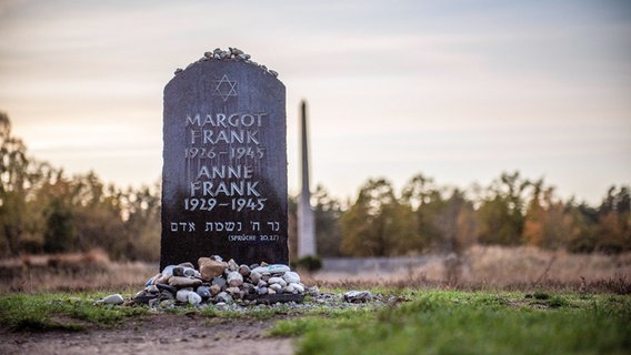 Gedenkstein für Margot und Anne Frank auf dem Gelände der Gedenkstätte Bergen-Belsen in Lohheide. © picture alliance / KNA Foto: Michael Althaus