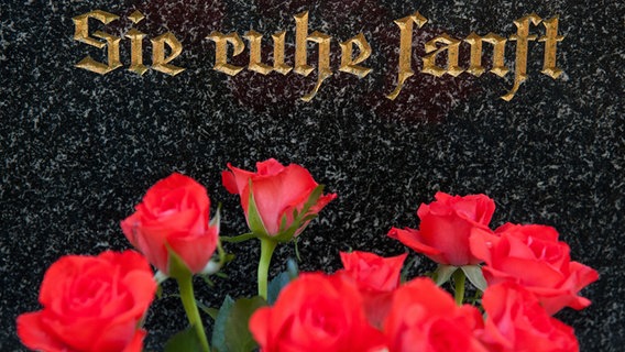 Ein Grabstein mit der Inschrift "Sie ruhe sanft", aufgenommen am 26.11.2012 auf einem Friedhof in Berlin auf einem Grab. © dpa Themendienst Foto: Andrea Warnecke