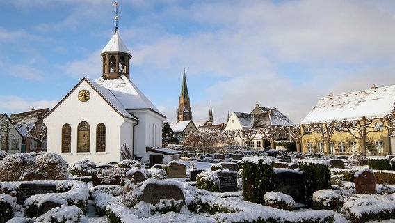 Die Altstadt Holm mit Friedhof © picture alliance / Zoonar Foto: Bernd Hoyen